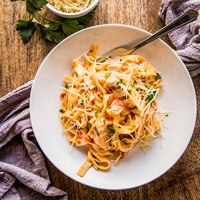 Pasta With Chicken and Roasted Pepper Cream Sauce